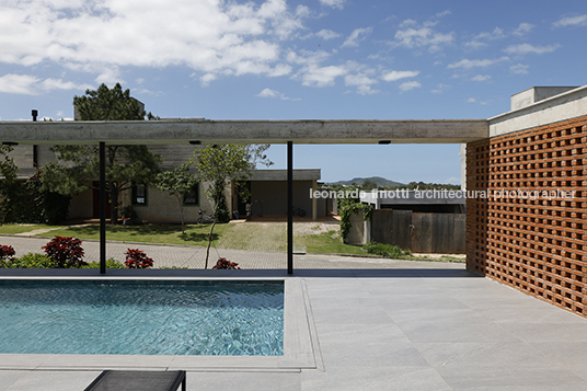 casa rf jobim carlevaro arquitetos