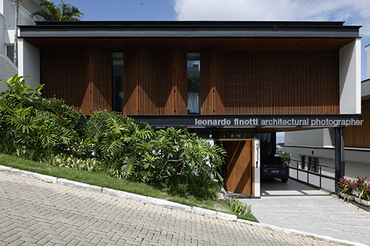 casa cl jobim carlevaro arquitetos